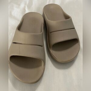 Woman’s OOFOS Beige slides